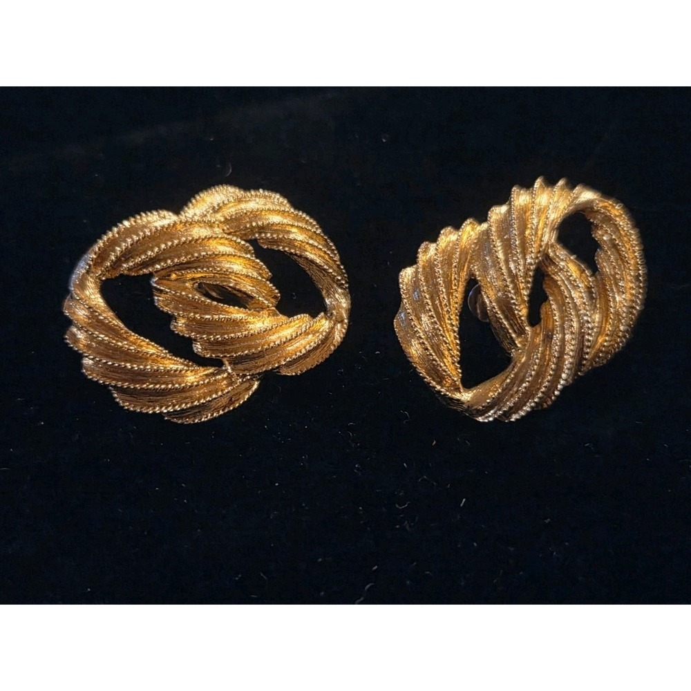 Gold Tone Textured Intersecting Rings Vintage Napier Post Earrings Classic